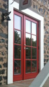 V12 dubbel ytterdörr i helglas med olika stora dörrblad fast spröjs