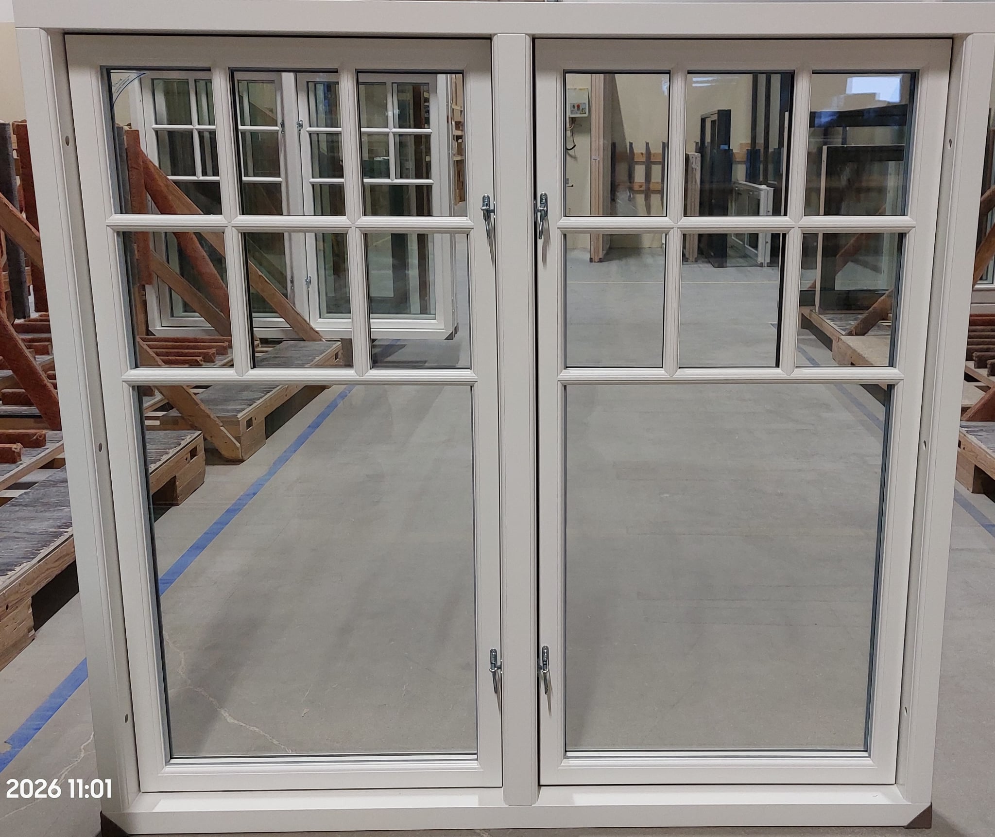 Fönster V21 sidohängt 90 med finger krokar fast spröjs från insidan Fönster V21 sidohängt 90 med finger krokar fast spröjs från insidan