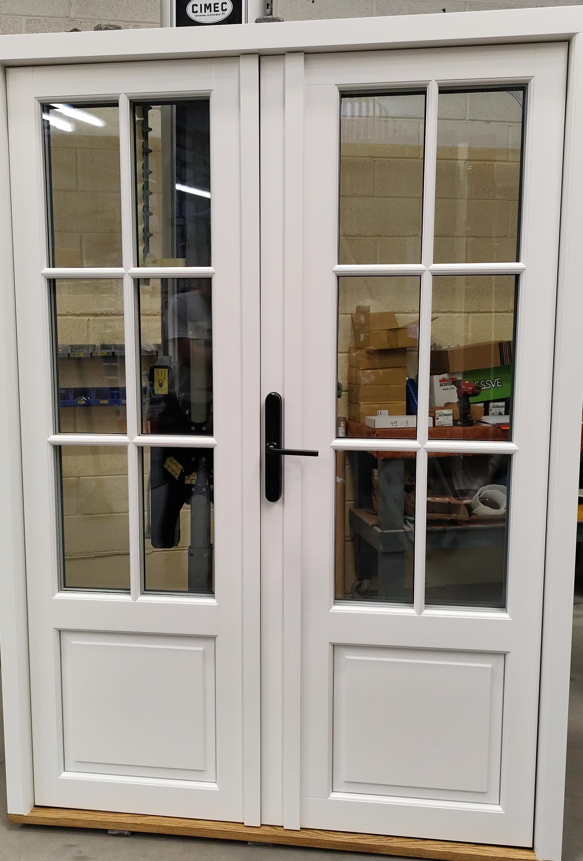 Gammaldags SW17 ytterdörr i 3-glas med fast spröjs sett från insidan