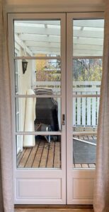 SW17 74 mm 3-glas altandörr 1420 x 2300 mm med profilerad panel tom 450 mm och fast spröjs med allmogeprofil Björkö handtag