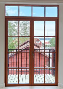 Röd SW17 altandörr m överljus helglas fast spröjs 1720 x 2590 mm