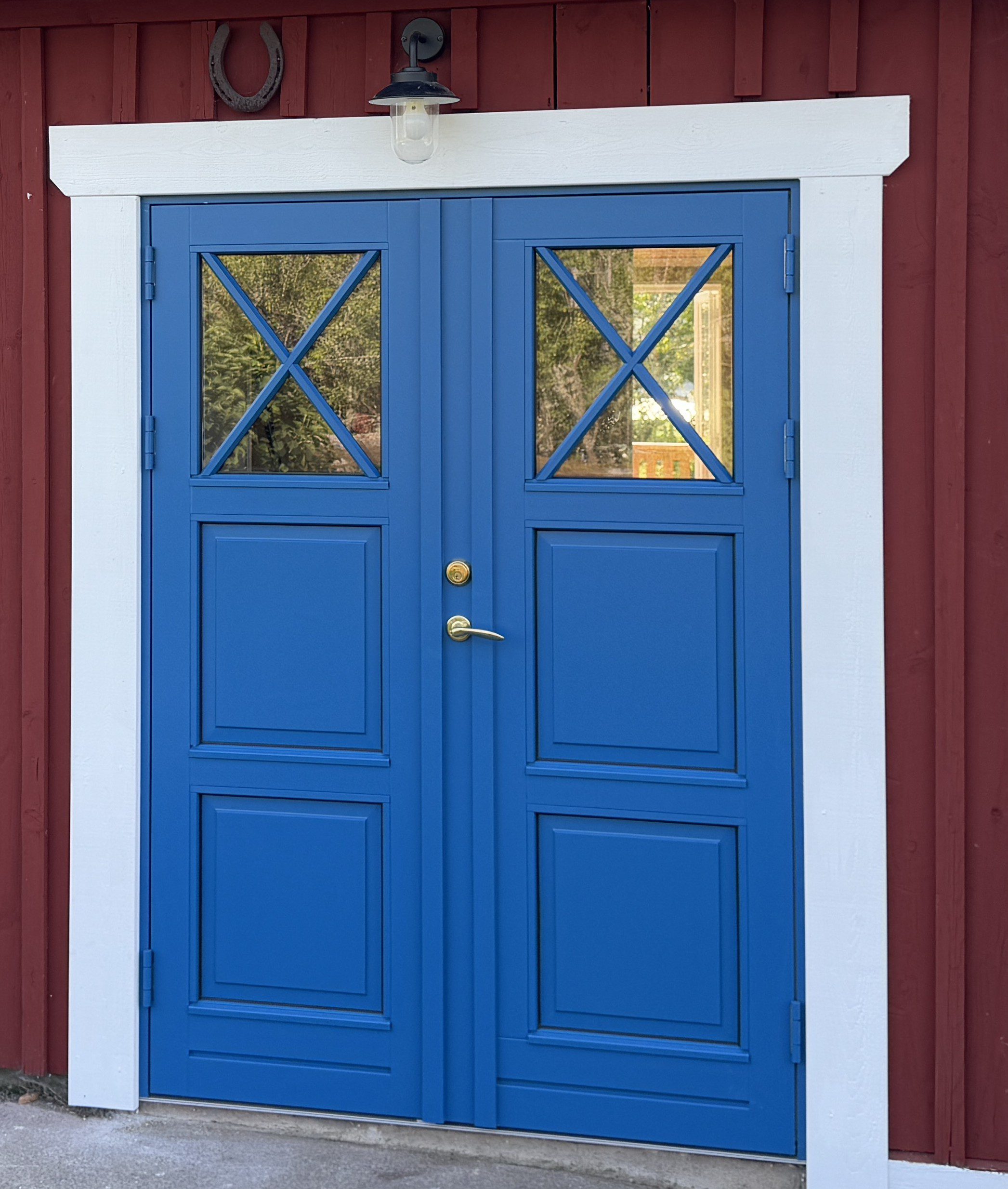 V12 dubbel blå ytterdörr med paneler med spegel och fast spröjs i X från utsidan 1340 x 1860 mm V12 dubbel blå ytterdörr med paneler med spegel och fast spröjs i X från utsidan 1340 x 1860 mm