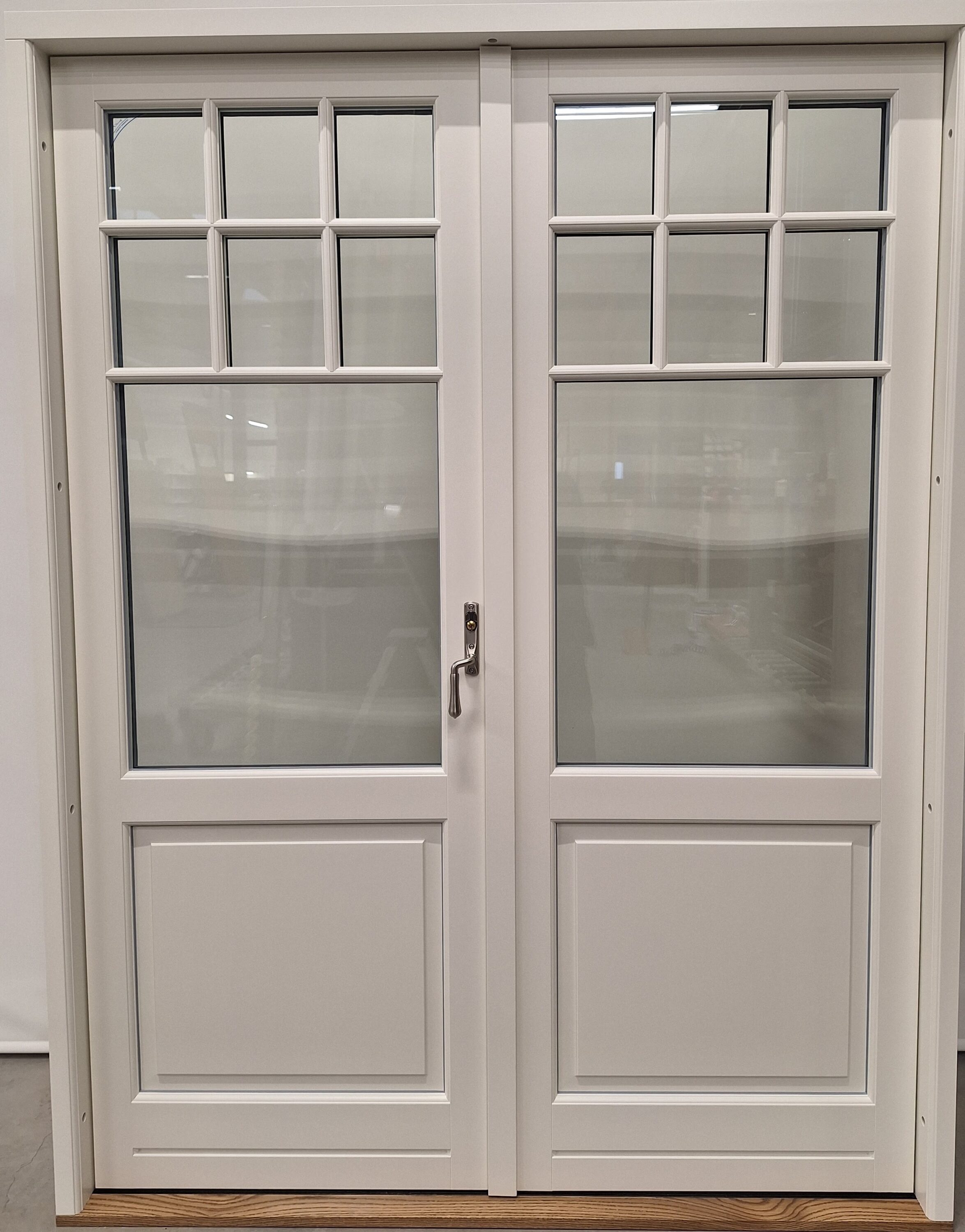 V12 gammaldags altandörr med panel med spegel och fast spröjs med allmogeprofil från insida 1600 x 2100 mm