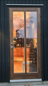 V12 ytterdörr laserad i helglas med vertikal 50 mm post