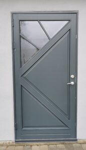 V12 ytterdörr med specialdesign och fast spröjs